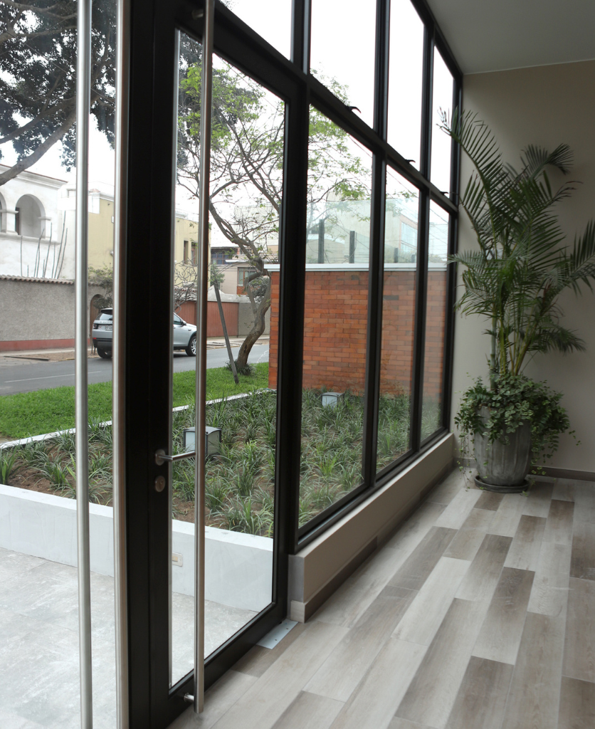 Finoglass servicio de diseño y fabricación de ventanas modernas, ventanas herméticas, ventanas anti-ruido, mamparas de vidrio, puertas de vidrio, aluminio y pvc Edificio Independencia, Miraflores | Finoglass Ventanas modernas herméticas anti-ruido