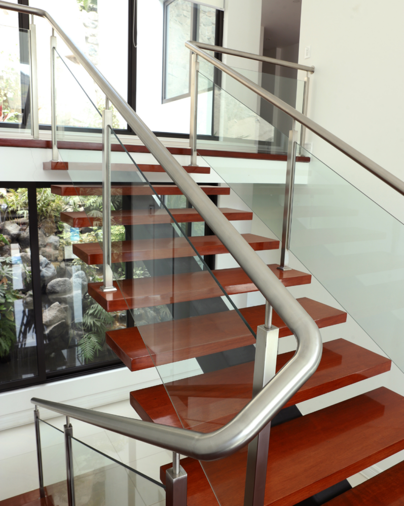 FINOGLASS Barandas de Acero y Vidrio Finoglass servicio de diseño y fabricación de ventanas modernas, ventanas herméticas, ventanas anti-ruido, mamparas de vidrio, puertas de vidrio, aluminio y pvc
