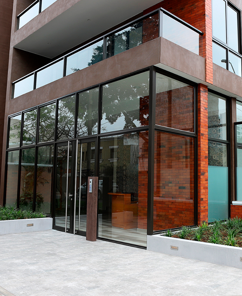 Finoglass servicio de diseño y fabricación de ventanas modernas, ventanas herméticas, ventanas anti-ruido, mamparas de vidrio, puertas de vidrio, aluminio y pvc Edificio Independencia, Miraflores | Finoglass Ventanas modernas herméticas anti-ruido
