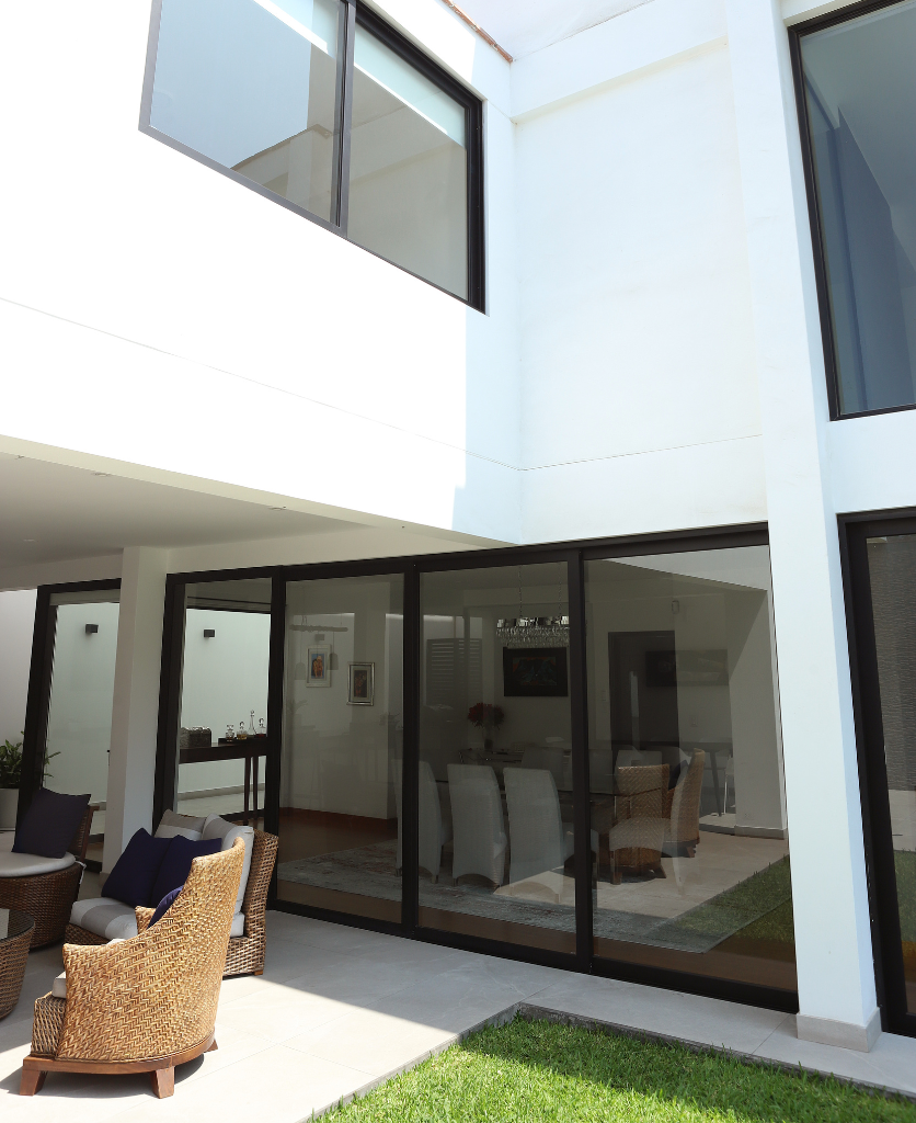 Finoglass servicio de diseño y fabricación de ventanas modernas, ventanas herméticas, ventanas anti-ruido, mamparas de vidrio, puertas de vidrio, aluminio y pvc Casa Eva | Finoglass Ventanas modernas herméticas anti-ruido