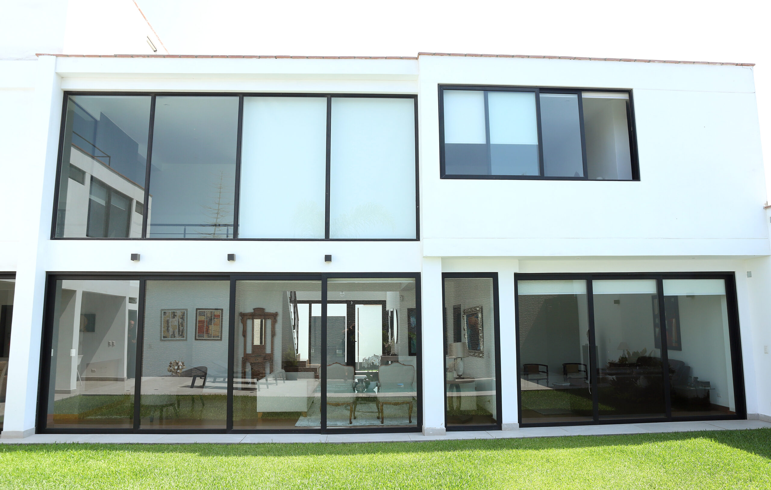 Finoglass servicio de diseño y fabricación de ventanas modernas, ventanas herméticas, ventanas anti-ruido, mamparas de vidrio, puertas de vidrio, aluminio y pvc Casa Eva | Finoglass Ventanas modernas herméticas anti-ruido